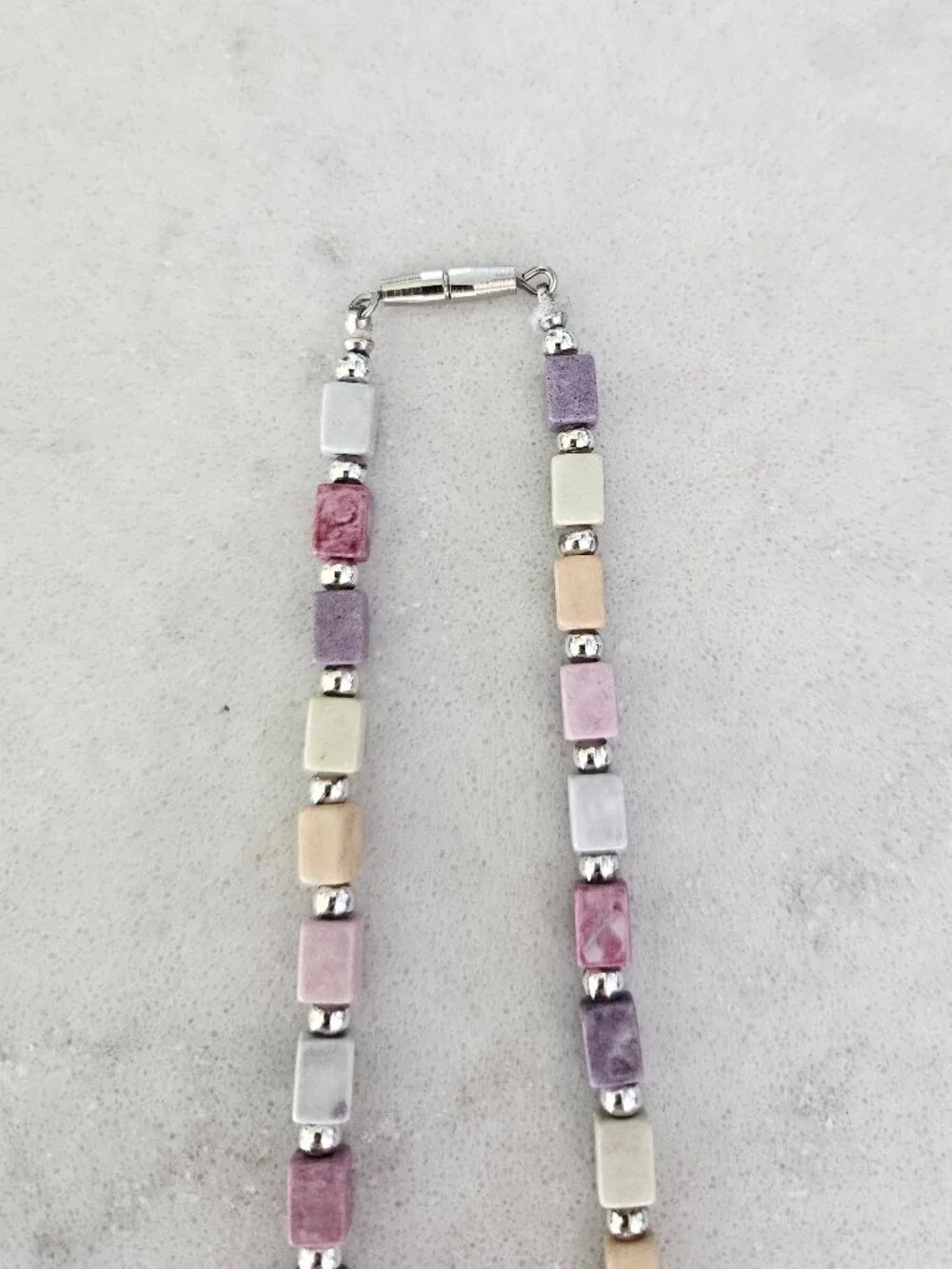 RARE & VINTAGE NECKLACE W/ CUBES & DISKS IN MUTED TONES OF ROSE, PLUM, TAN, GRAY